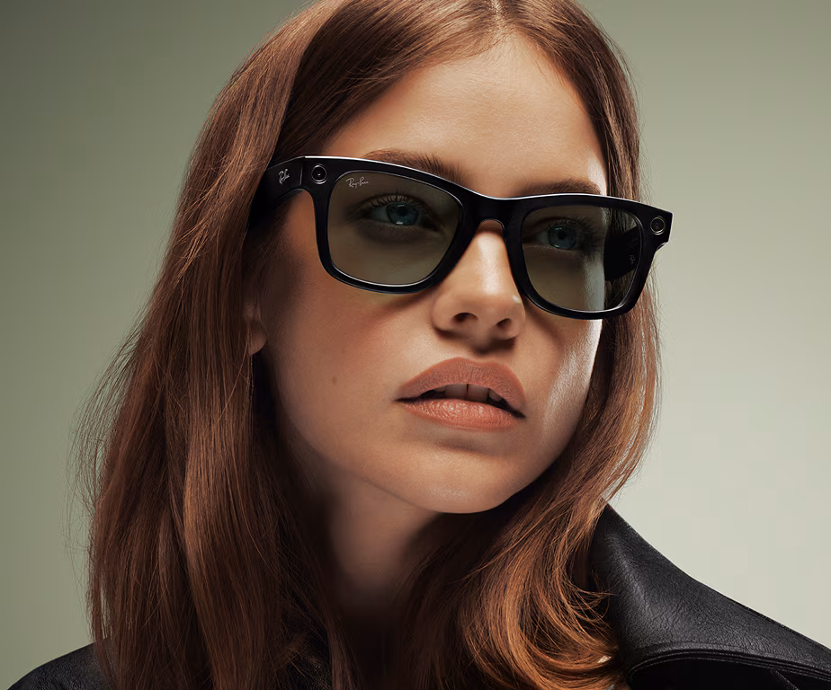 Mujer con gafas Ray-Ban Meta Wayfarer