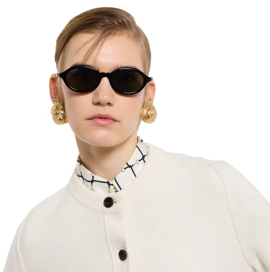 Mujer con gafas de sol Gucci redondas negras (frontal)